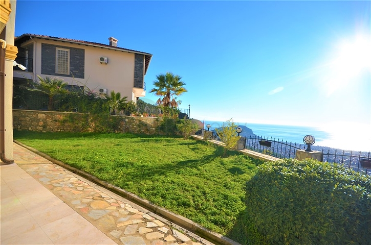 اطلالة بحر وقلعة - فيلا 3 غرف وصالة ضمن مجمع - في مركز الانيا 