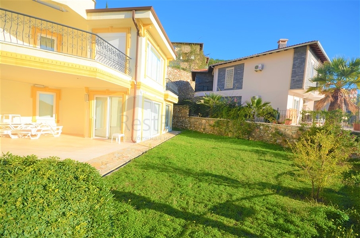 اطلالة بحر وقلعة - فيلا 3 غرف وصالة ضمن مجمع - في مركز الانيا 