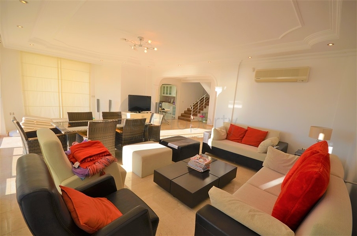 اطلالة بحر وقلعة - فيلا 3 غرف وصالة ضمن مجمع - في مركز الانيا 