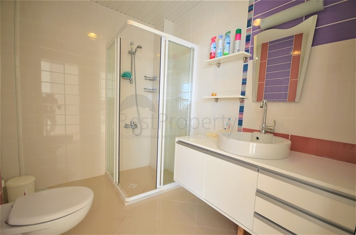 اطلالة بحر وقلعة - فيلا 3 غرف وصالة ضمن مجمع - في مركز الانيا 