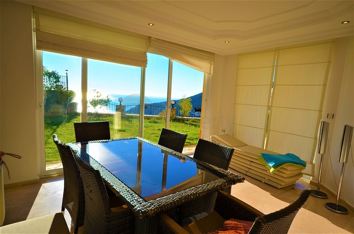 اطلالة بحر وقلعة - فيلا 3 غرف وصالة ضمن مجمع - في مركز الانيا 