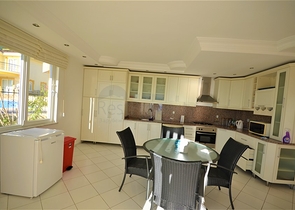 اطلالة بحر وقلعة - فيلا 3 غرف وصالة ضمن مجمع - في مركز الانيا 