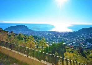 اطلالة بحر وقلعة - فيلا 3 غرف وصالة ضمن مجمع - في مركز الانيا 