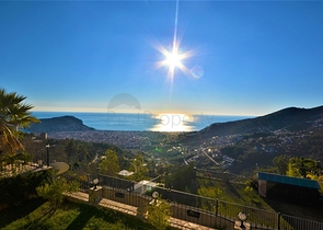 اطلالة بحر وقلعة - فيلا 3 غرف وصالة ضمن مجمع - في مركز الانيا 