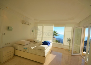 اطلالة بحر وقلعة - فيلا 3 غرف وصالة ضمن مجمع - في مركز الانيا 