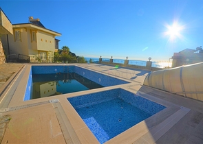 اطلالة بحر وقلعة - فيلا 3 غرف وصالة ضمن مجمع - في مركز الانيا 