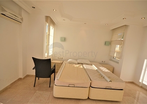 اطلالة بحر وقلعة - فيلا 3 غرف وصالة ضمن مجمع - في مركز الانيا 