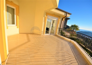 اطلالة بحر وقلعة - فيلا 3 غرف وصالة ضمن مجمع - في مركز الانيا 