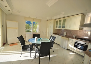 اطلالة بحر وقلعة - فيلا 3 غرف وصالة ضمن مجمع - في مركز الانيا 