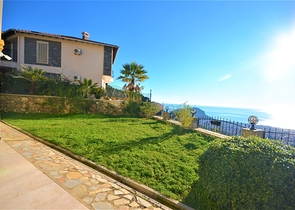 اطلالة بحر وقلعة - فيلا 3 غرف وصالة ضمن مجمع - في مركز الانيا 