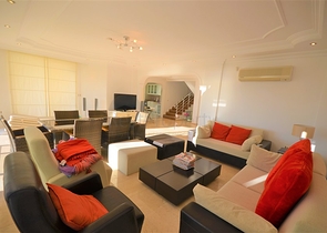 اطلالة بحر وقلعة - فيلا 3 غرف وصالة ضمن مجمع - في مركز الانيا 