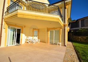 اطلالة بحر وقلعة - فيلا 3 غرف وصالة ضمن مجمع - في مركز الانيا 