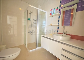 اطلالة بحر وقلعة - فيلا 3 غرف وصالة ضمن مجمع - في مركز الانيا 