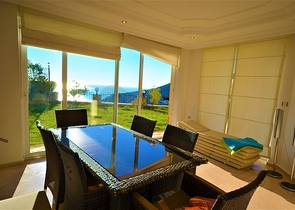 اطلالة بحر وقلعة - فيلا 3 غرف وصالة ضمن مجمع - في مركز الانيا 