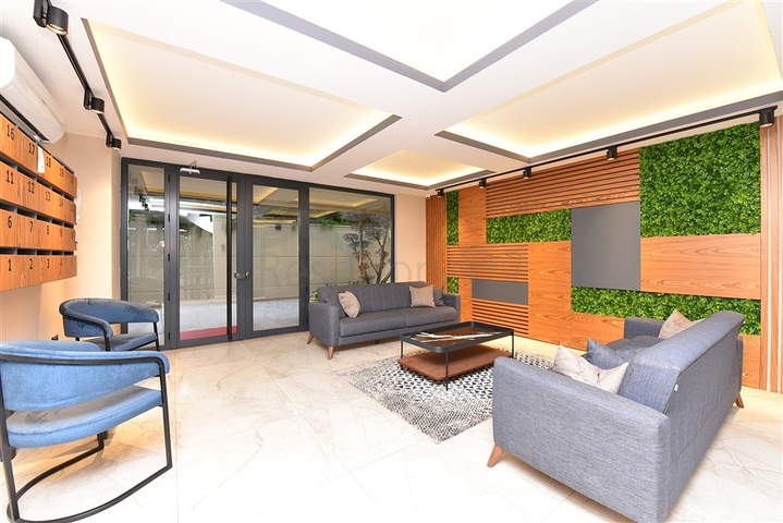 في مركز الانيا - وضمن مجمع سكني فاخر - شقة غرفة وصالة مفروشة .