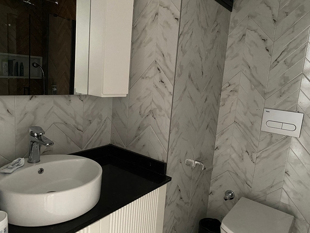 في مركز الانيا - وضمن مجمع سكني فاخر - شقة غرفة وصالة مفروشة .