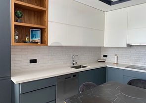 في مركز الانيا - وضمن مجمع سكني فاخر - شقة غرفة وصالة مفروشة .