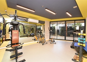 في مركز الانيا - وضمن مجمع سكني فاخر - شقة غرفة وصالة مفروشة .