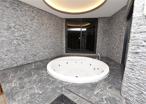 في مركز الانيا - وضمن مجمع سكني فاخر - شقة غرفة وصالة مفروشة .