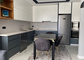 في مركز الانيا - وضمن مجمع سكني فاخر - شقة غرفة وصالة مفروشة .