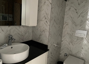 في مركز الانيا - وضمن مجمع سكني فاخر - شقة غرفة وصالة مفروشة .