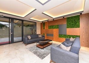 في مركز الانيا - وضمن مجمع سكني فاخر - شقة غرفة وصالة مفروشة .