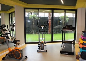 في مركز الانيا - وضمن مجمع سكني فاخر - شقة غرفة وصالة مفروشة .