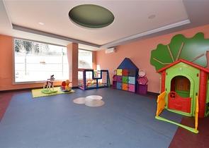 شقة جديدة للبيع - ضمن مجمع سكني في افسلار - تصميم غرفة وصالة . 