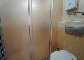 قريبة من البحر - شقة غرفتين وصالة مفروشة - في محمودلار / الانيا 