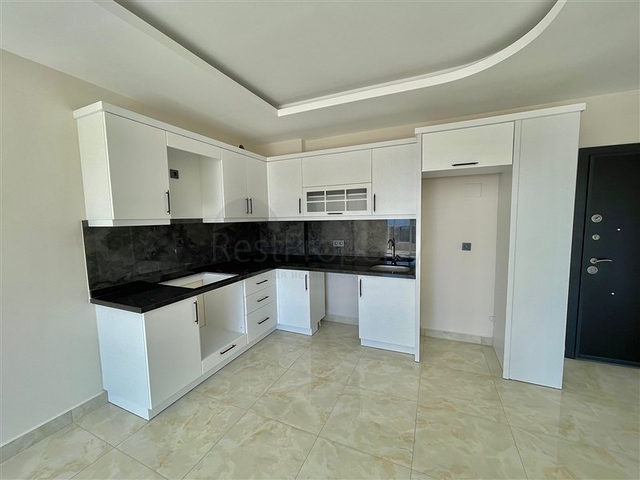 اطلالة بحر - شقة غرفة وصالة -ضمن مجمع جديد - في محمودلار / الانيا 