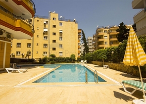 شقة واسعة غرفتين وصالة مفروشة - ضمن مجمع سكني في محمودلار/ الانيا 