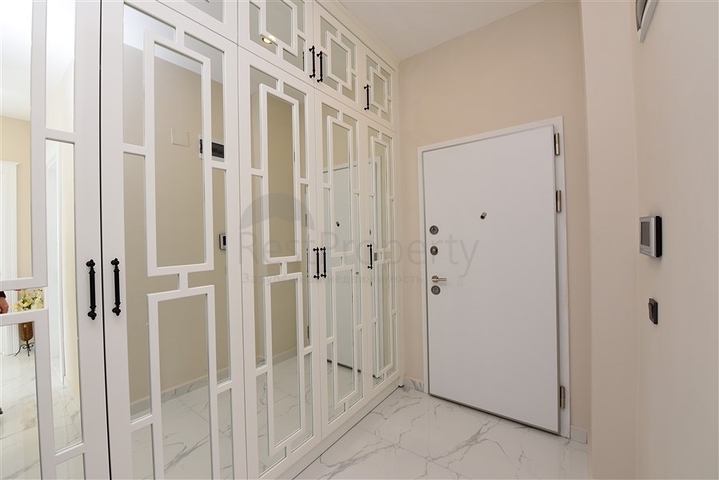 مجمع فاخر على البحر مباشرة - شقة غرفتين وصالة مفروشة - في اوبا / الانيا 