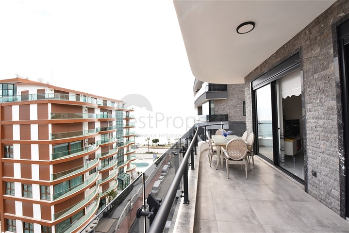 مجمع فاخر على البحر مباشرة - شقة غرفتين وصالة مفروشة - في اوبا / الانيا 