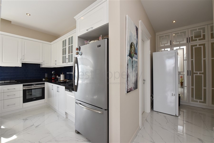 مجمع فاخر على البحر مباشرة - شقة غرفتين وصالة مفروشة - في اوبا / الانيا 