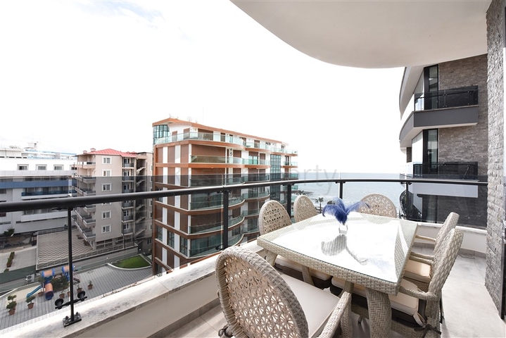 مجمع فاخر على البحر مباشرة - شقة غرفتين وصالة مفروشة - في اوبا / الانيا 