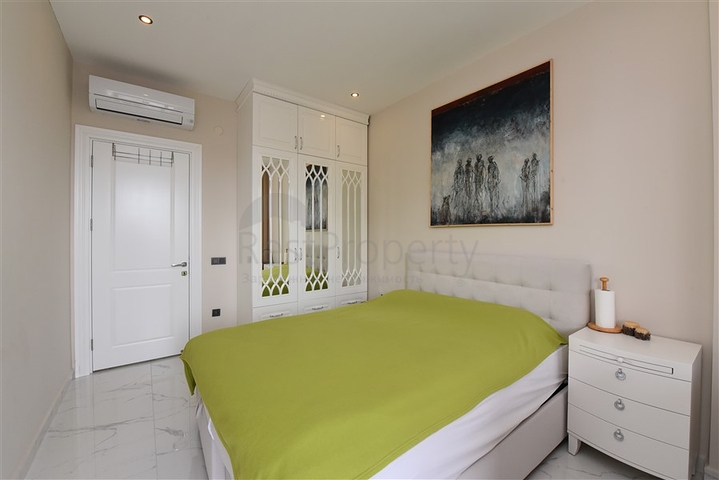 مجمع فاخر على البحر مباشرة - شقة غرفتين وصالة مفروشة - في اوبا / الانيا 