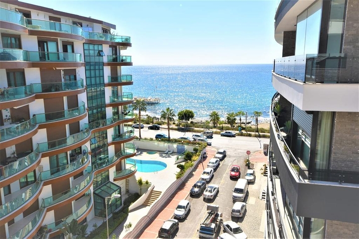 مجمع فاخر على البحر مباشرة - شقة غرفتين وصالة مفروشة - في اوبا / الانيا 