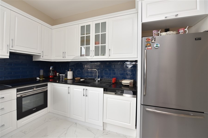 مجمع فاخر على البحر مباشرة - شقة غرفتين وصالة مفروشة - في اوبا / الانيا 