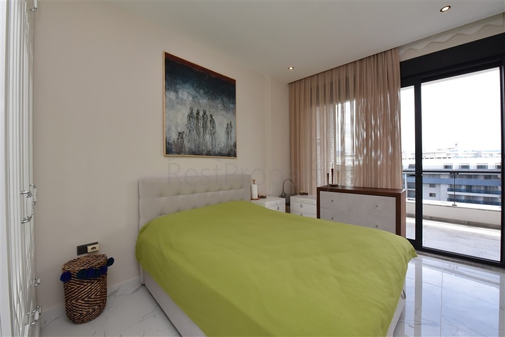 مجمع فاخر على البحر مباشرة - شقة غرفتين وصالة مفروشة - في اوبا / الانيا 