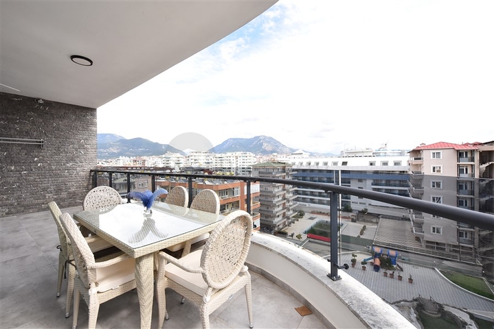 مجمع فاخر على البحر مباشرة - شقة غرفتين وصالة مفروشة - في اوبا / الانيا 