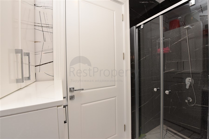 مجمع فاخر على البحر مباشرة - شقة غرفتين وصالة مفروشة - في اوبا / الانيا 