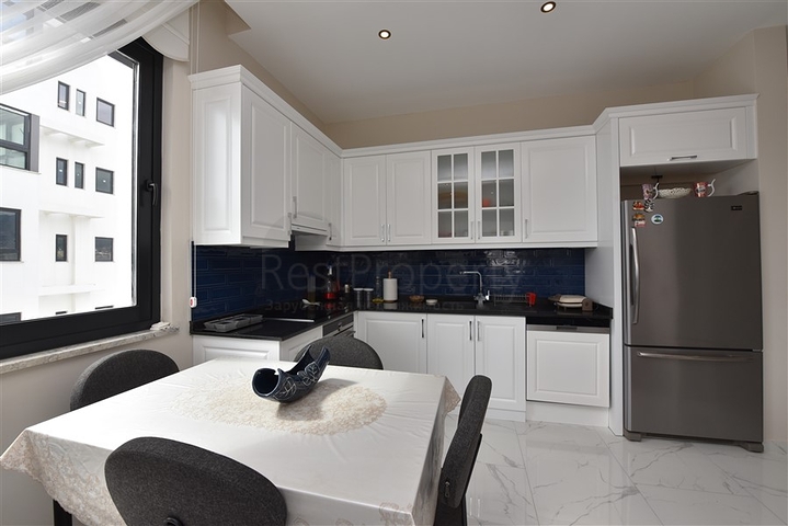 مجمع فاخر على البحر مباشرة - شقة غرفتين وصالة مفروشة - في اوبا / الانيا 