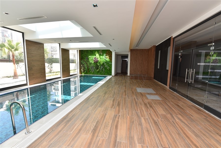 مجمع فاخر على البحر مباشرة - شقة غرفتين وصالة مفروشة - في اوبا / الانيا 