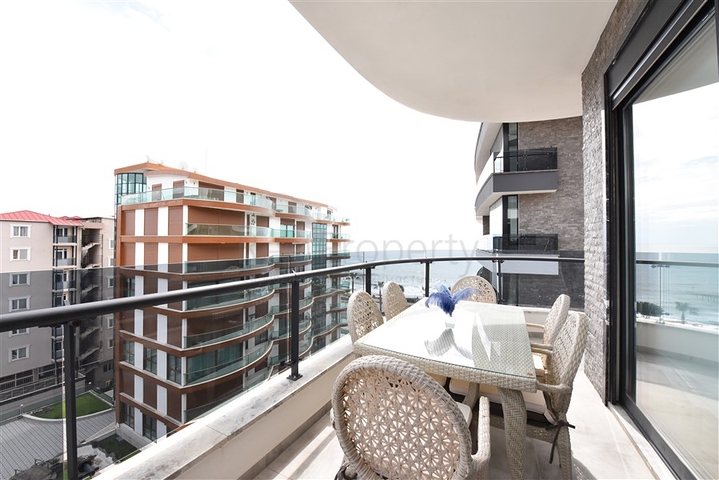 مجمع فاخر على البحر مباشرة - شقة غرفتين وصالة مفروشة - في اوبا / الانيا 