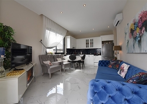 مجمع فاخر على البحر مباشرة - شقة غرفتين وصالة مفروشة - في اوبا / الانيا 