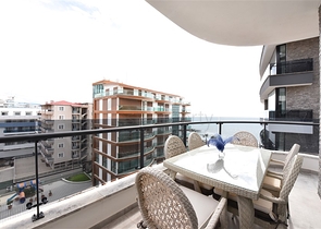 مجمع فاخر على البحر مباشرة - شقة غرفتين وصالة مفروشة - في اوبا / الانيا 