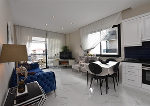 مجمع فاخر على البحر مباشرة - شقة غرفتين وصالة مفروشة - في اوبا / الانيا 