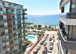 مجمع فاخر على البحر مباشرة - شقة غرفتين وصالة مفروشة - في اوبا / الانيا 