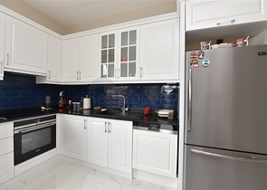 مجمع فاخر على البحر مباشرة - شقة غرفتين وصالة مفروشة - في اوبا / الانيا 