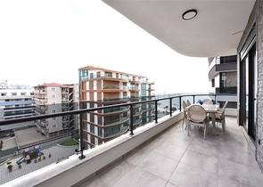 مجمع فاخر على البحر مباشرة - شقة غرفتين وصالة مفروشة - في اوبا / الانيا 